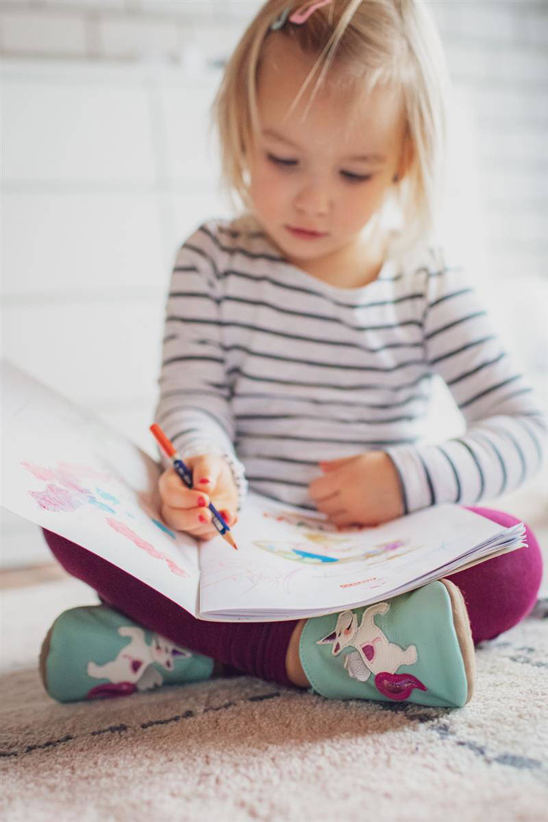 Die schönen Kita-Schuhe mit der festen Kautschuksohle sind prima für Zuhause und Kindergarten. Mint-grün mit niedlichem Einhorn.