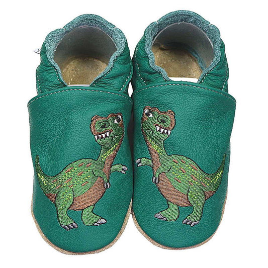 Die grünen Kita-Schuhe mit dem gefährlichen T-Rex darauf sind praktisch für Zuhause und Kindergarten. Die SChuhe mit der Kautschuksohle sind perfekt für alle Dino-Fans!