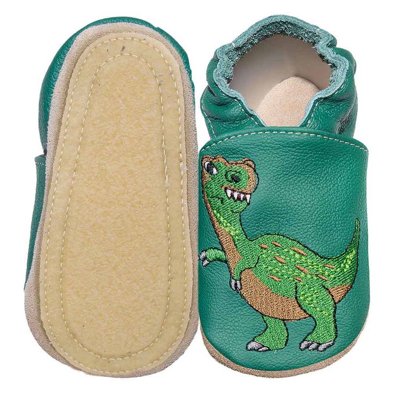 Die grünen Kita-Schuhe mit dem gefährlichen T-Rex darauf sind praktisch für Zuhause und Kindergarten. Die SChuhe mit der Kautschuksohle sind perfekt für alle Dino-Fans!