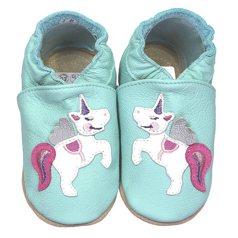 Die schönen Kita-Schuhe mit der festen Kautschuksohle sind prima für Zuhause und Kindergarten. Mint-grün mit niedlichem Einhorn.